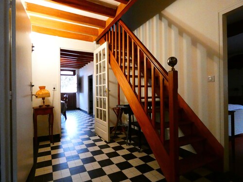 Charming 8-Person Cottage in Quaint Village Near Historic Chateaux