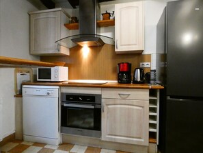 Een koelkast, een microgolfoven, een oven, een vaatwasser