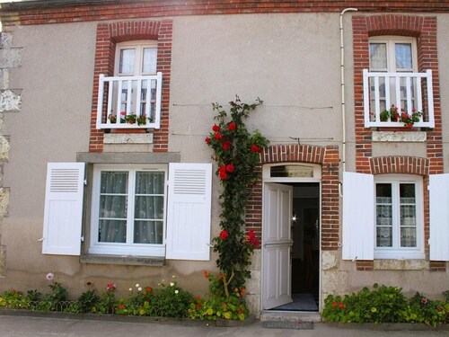 Charming 8-Person Cottage in Quaint Village Near Historic Chateaux