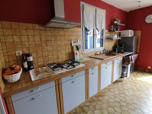 Four, lave-vaisselle, cafetière/bouilloire, grille-pain