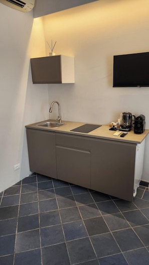 Family Studio | Dapur kecil peribadi | Peti sejuk, ketuhar gelombang mikro, pembancuh kopi espreso