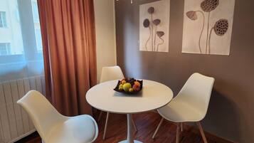 Suite familiar | Área de sala de estar | Smart TV de 32 pulgadas con canales digitales y juguetes