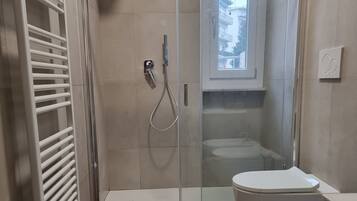 Dusche, Haartrockner, Bidet, Handtücher