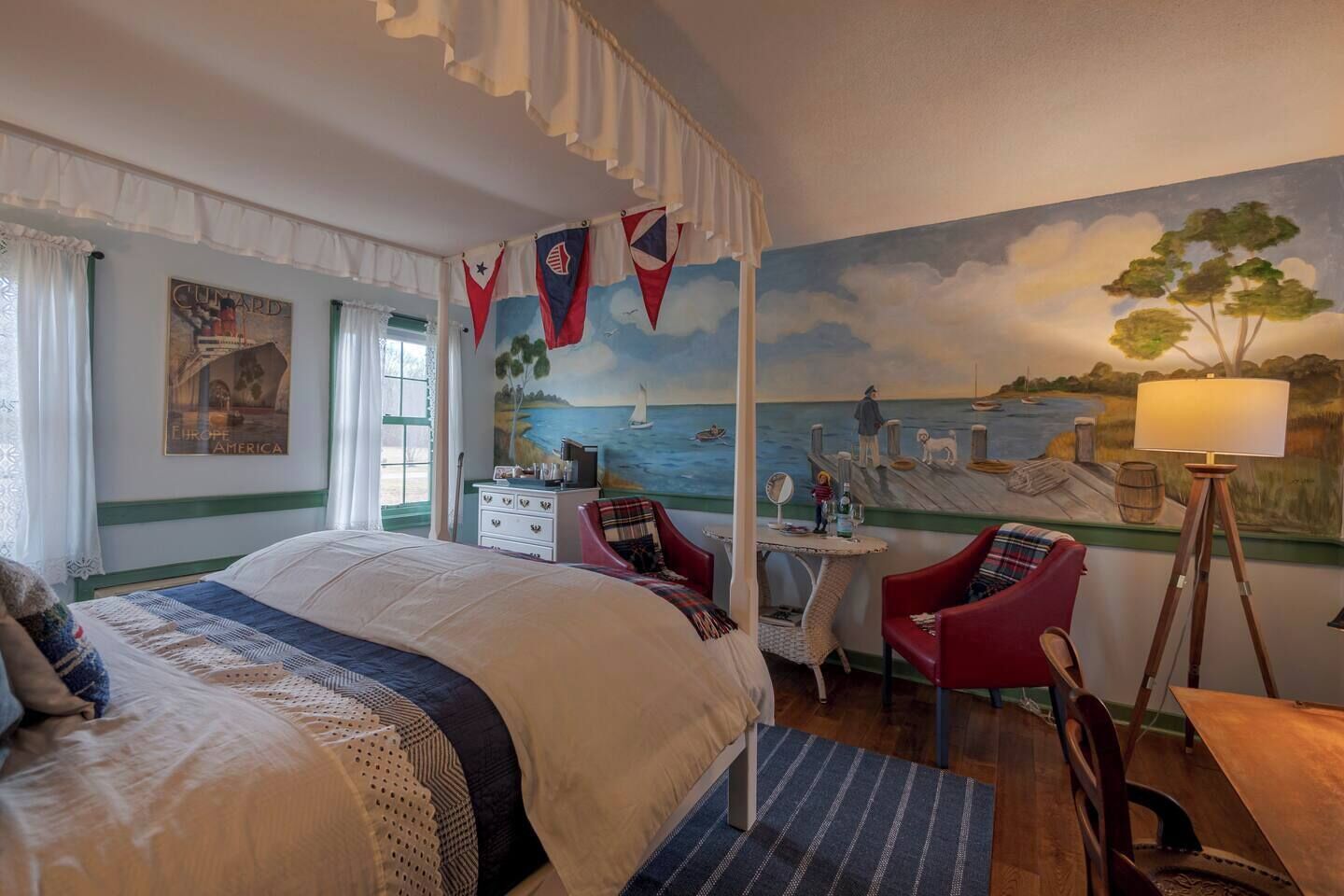 6 quartos, escrivaninha, ferros/tábuas de passar roupa, berço de viagem