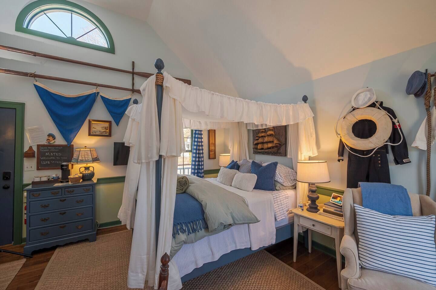 6 bedrooms, desk, iron/ironing board, travel crib