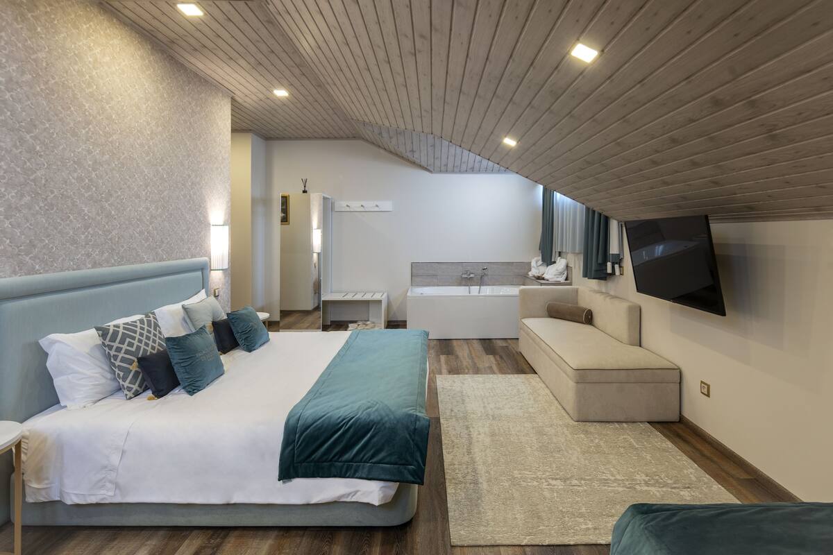 Romantic Studio | Premium bedding, desk, soundproofing, WiFi (free)