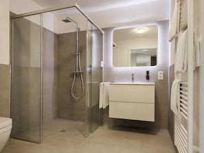 Dusche, Haartrockner, Handtücher, Seife