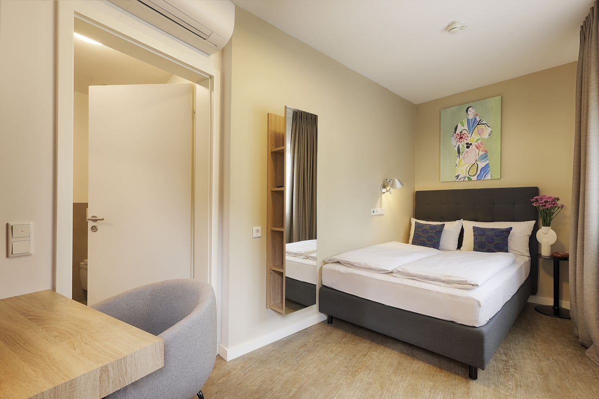 Kamar Double Basic | Brankas, meja kerja, ruang kerja ramah laptop, dan kedap suara