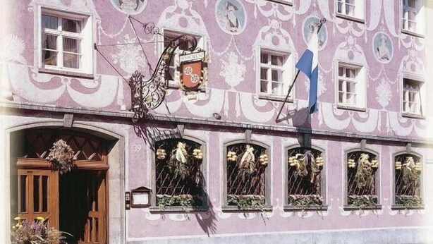 A historic building with ornate architectural details, multiple windows, and a traditional entrance. - homie hotel zur stadt mainz (Würzburg)