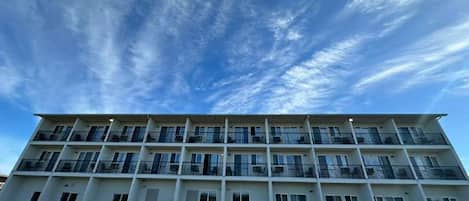 En byggnad med flera våningar och balkonger, troligen ett hotell eller ett bostadskomplex.
