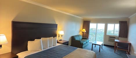 Quarto superior | Cortinas blackout, ferros/tábuas de passar roupa, Wi-Fi de cortesia