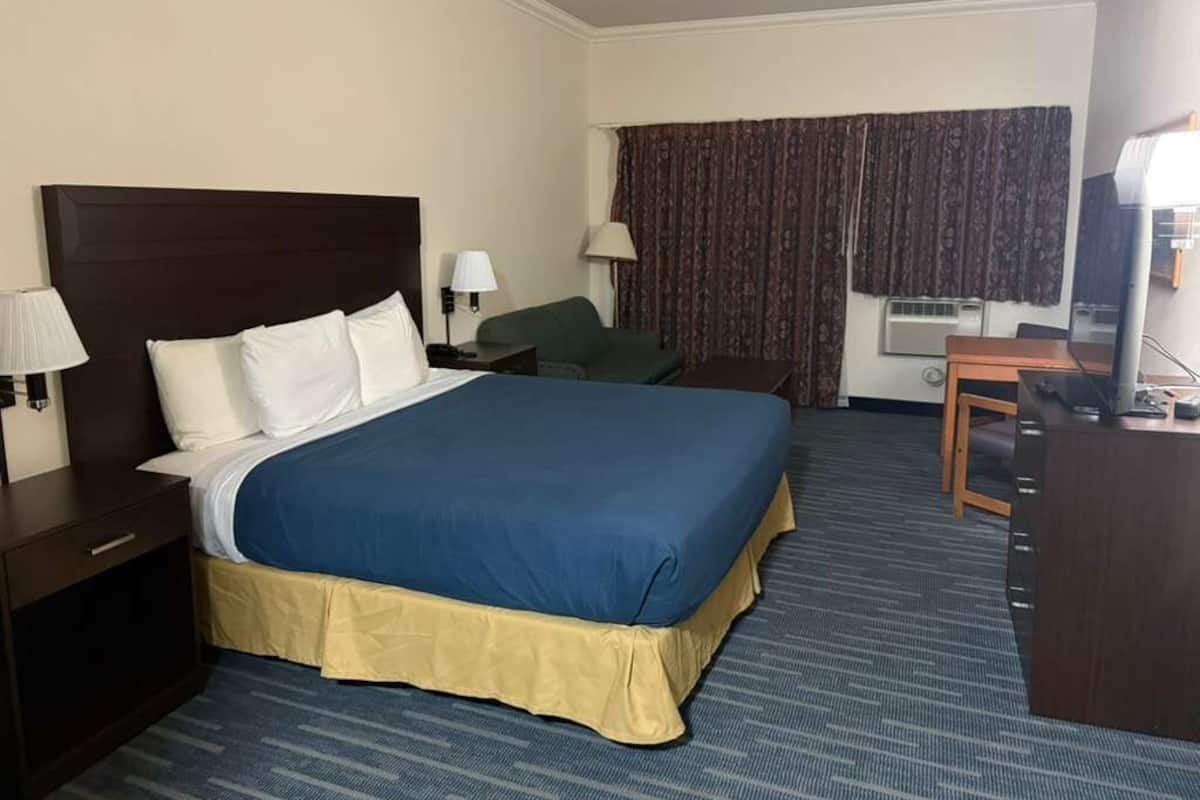 Superior Room | Blackout drapes, iron/ironing board, free WiFi, bed sheets