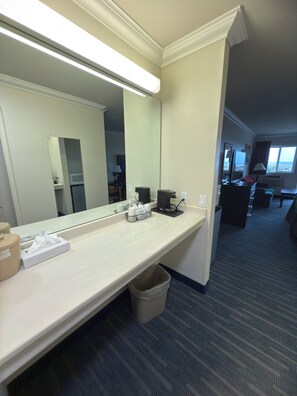Cortinas blackout, tabla de planchar con plancha y wifi gratis 