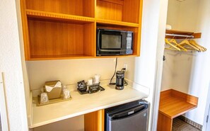 Cortinas blackout, tabla de planchar con plancha y wifi gratis 