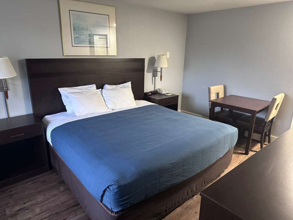 Habitación estándar, 1 cama King size, para no fumadores | Cortinas blackout, tabla de planchar con plancha y wifi gratis 