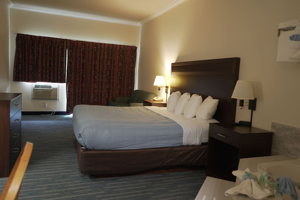 Camera Luxury, 1 letto king con divano letto, non fumatori, idromassaggio | Una scrivania, postazione laptop, ferro/asse da stiro, Wi-Fi gratuito