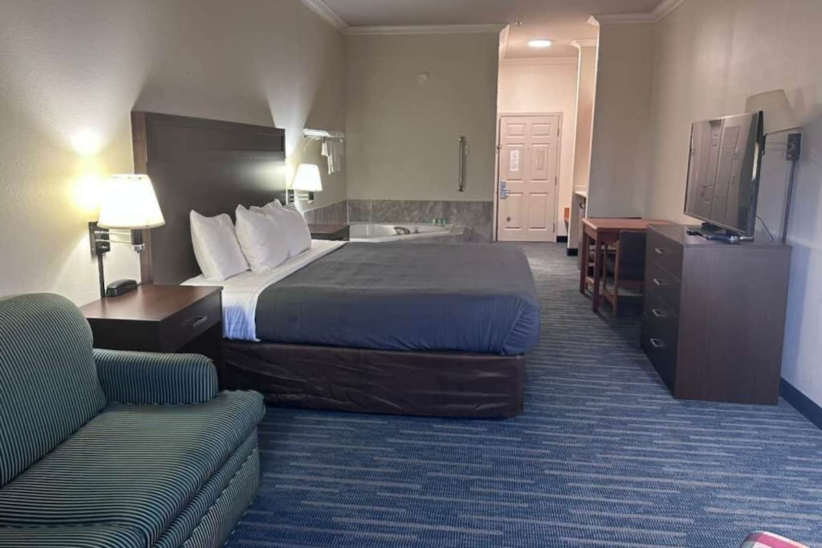 Luxury Room, 1 King Bed with Sofa bed, Non Smoking, Jacuzzi | Blackout drapes, iron/ironing board, free WiFi, bed sheets