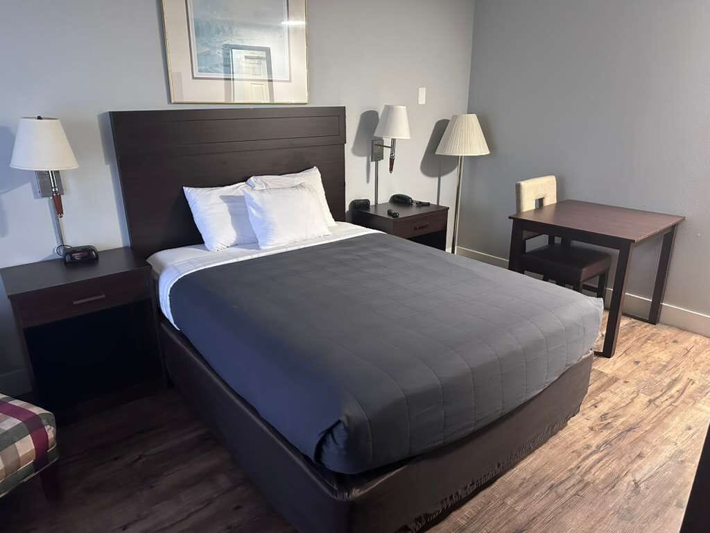 Habitación estándar, 1 cama Queen size | Cortinas blackout, tabla de planchar con plancha y wifi gratis 