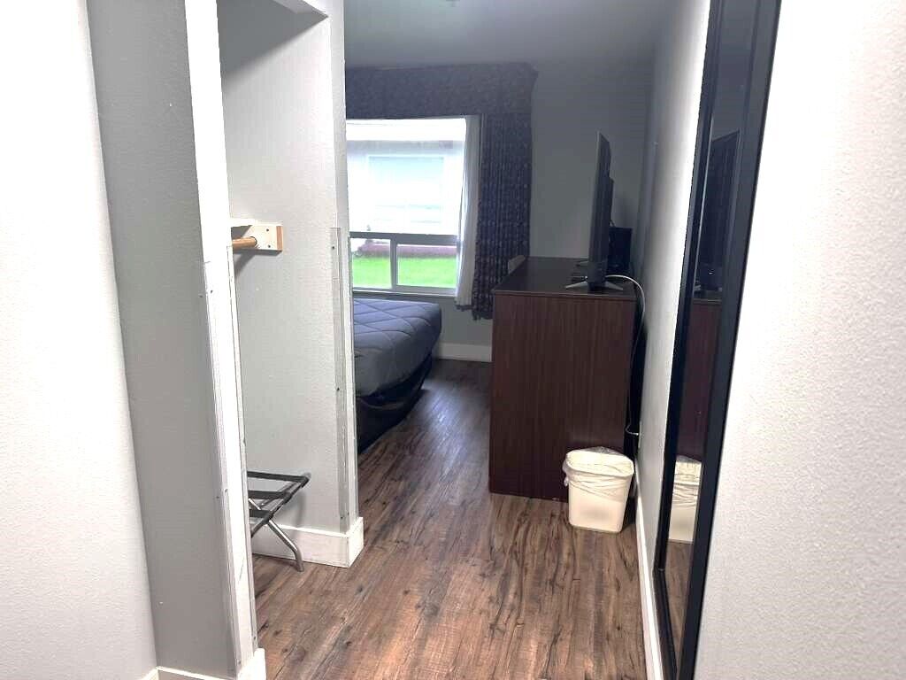 1 Queen Bed Accessible Non-Smoking | Blackout drapes, iron/ironing board, free WiFi, bed sheets