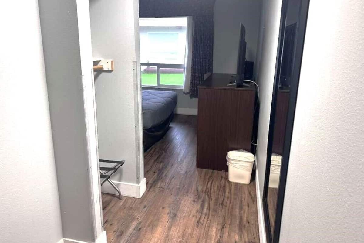 1 Queen Bed Accessible Non-Smoking | Blackout drapes, iron/ironing board, free WiFi, bed sheets