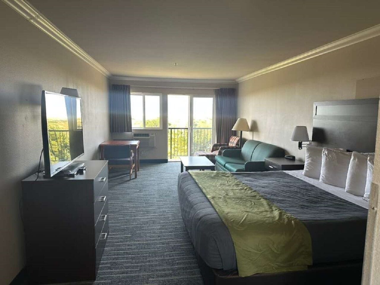 Cortinas blackout, tabla de planchar con plancha y wifi gratis 