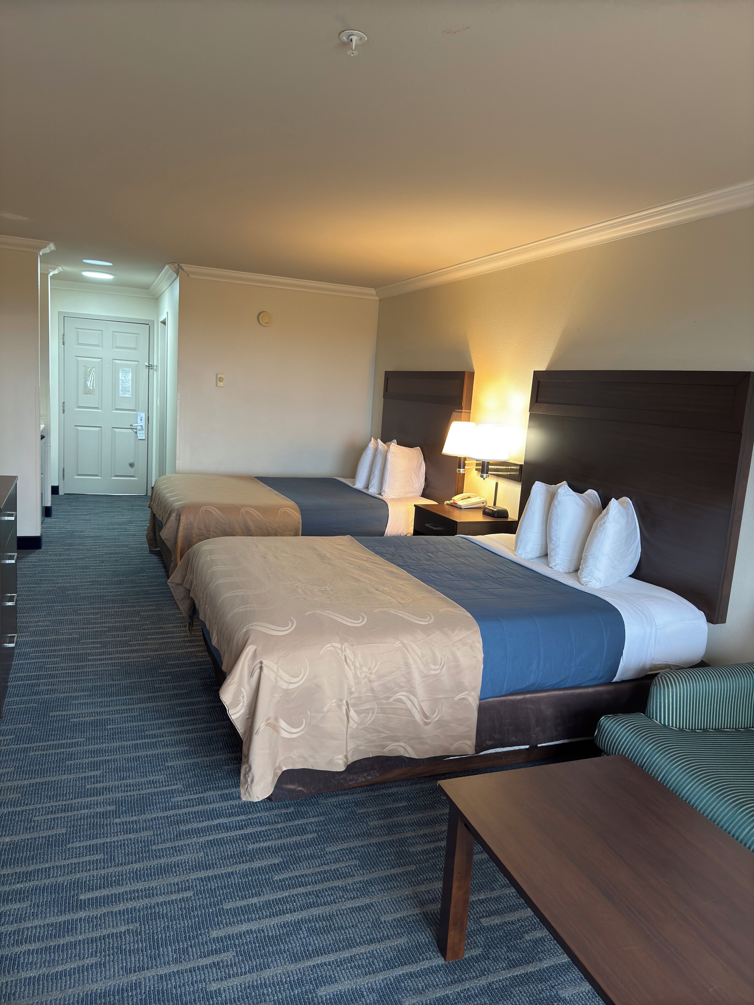 Habitación de lujo, varias camas, para no fumadores, vista al océano | Cortinas blackout, tabla de planchar con plancha y wifi gratis 