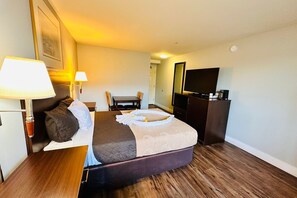 Standard Room, 1 Queen Bed | Bed sheets - Coratel Inn and Suites By Jasper Ocean Shores (Ocean Shores)