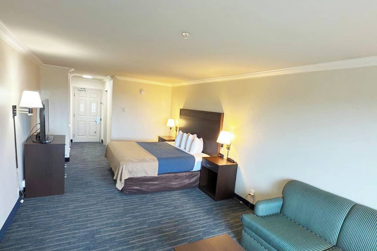 Camera Luxury, 1 letto king con divano letto, non fumatori | Una scrivania, postazione laptop, ferro/asse da stiro, Wi-Fi gratuito