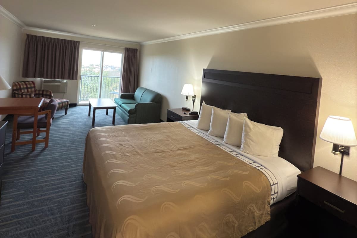 Habitació de luxe, 1 llit de matrimoni gran i sofà llit, no fumadors, vistes a l'oceà | Cortines opaques, planxa i posts de planxar i wifi gratuïta