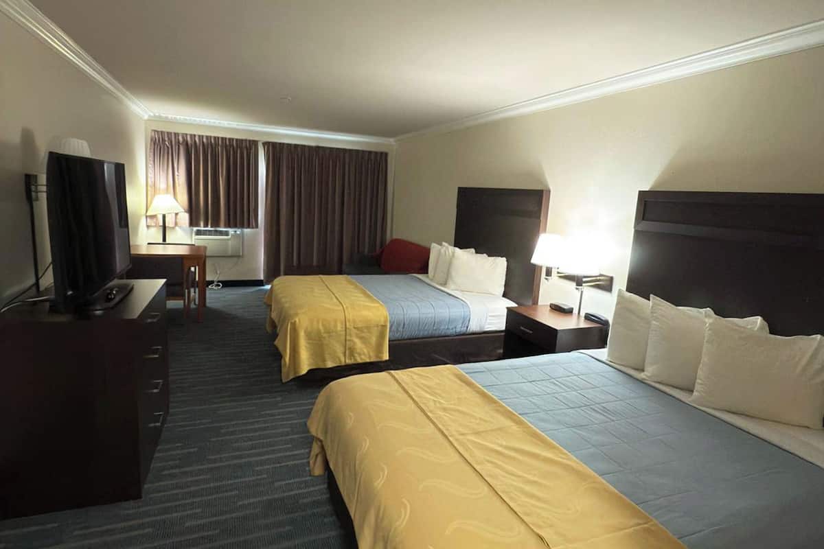Luxury Room, Multiple Beds, Non Smoking, Ocean View, Pet room | Una scrivania, postazione laptop, ferro/asse da stiro, Wi-Fi gratuito
