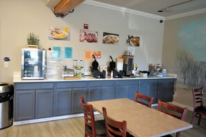 Free daily continental breakfast - Ocean Paradise Hotel & Resort (Ocean Shores)