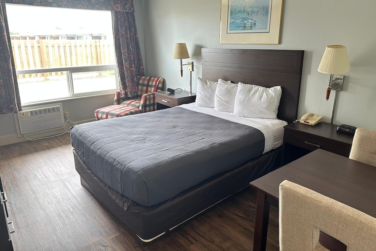 Standard Room, 1 Katil Ratu (Queen) | Langsir/tirai gelap terus, seterika/papan seterika, Wi-fi percuma