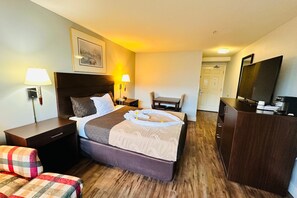 Standard Room, 1 Queen Bed | Bed sheets - Coratel Inn and Suites By Jasper Ocean Shores (Ocean Shores)