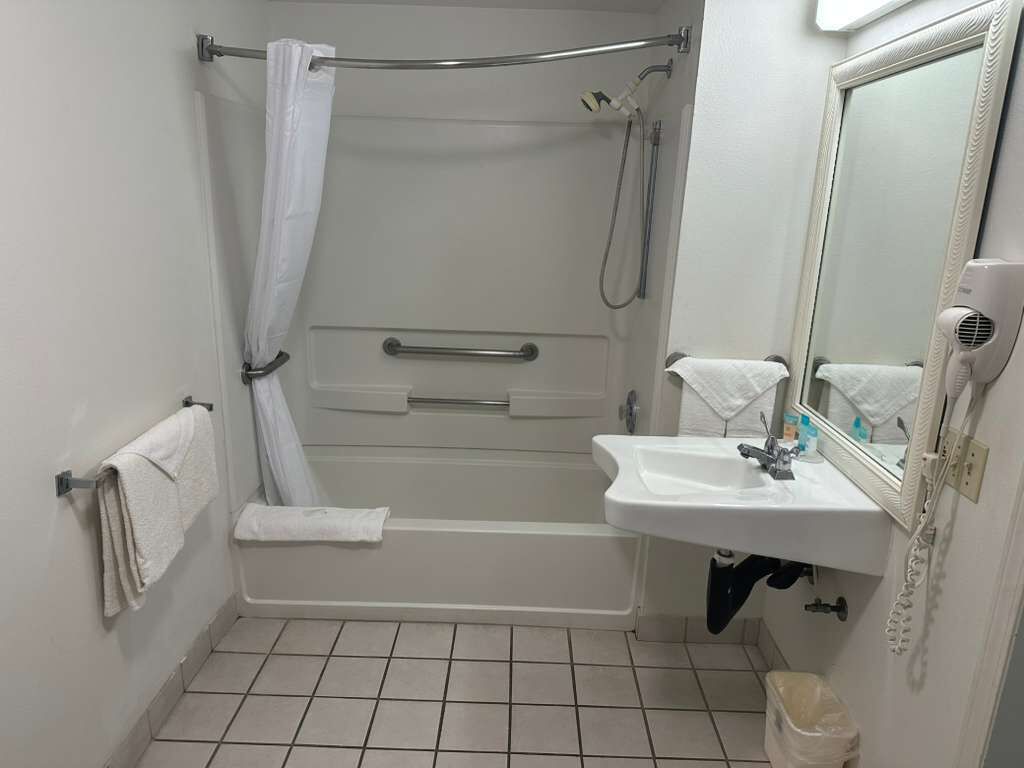 Habitación | Baño | Tina con regadera, amenidades de baño gratuitas, secadora de cabello 