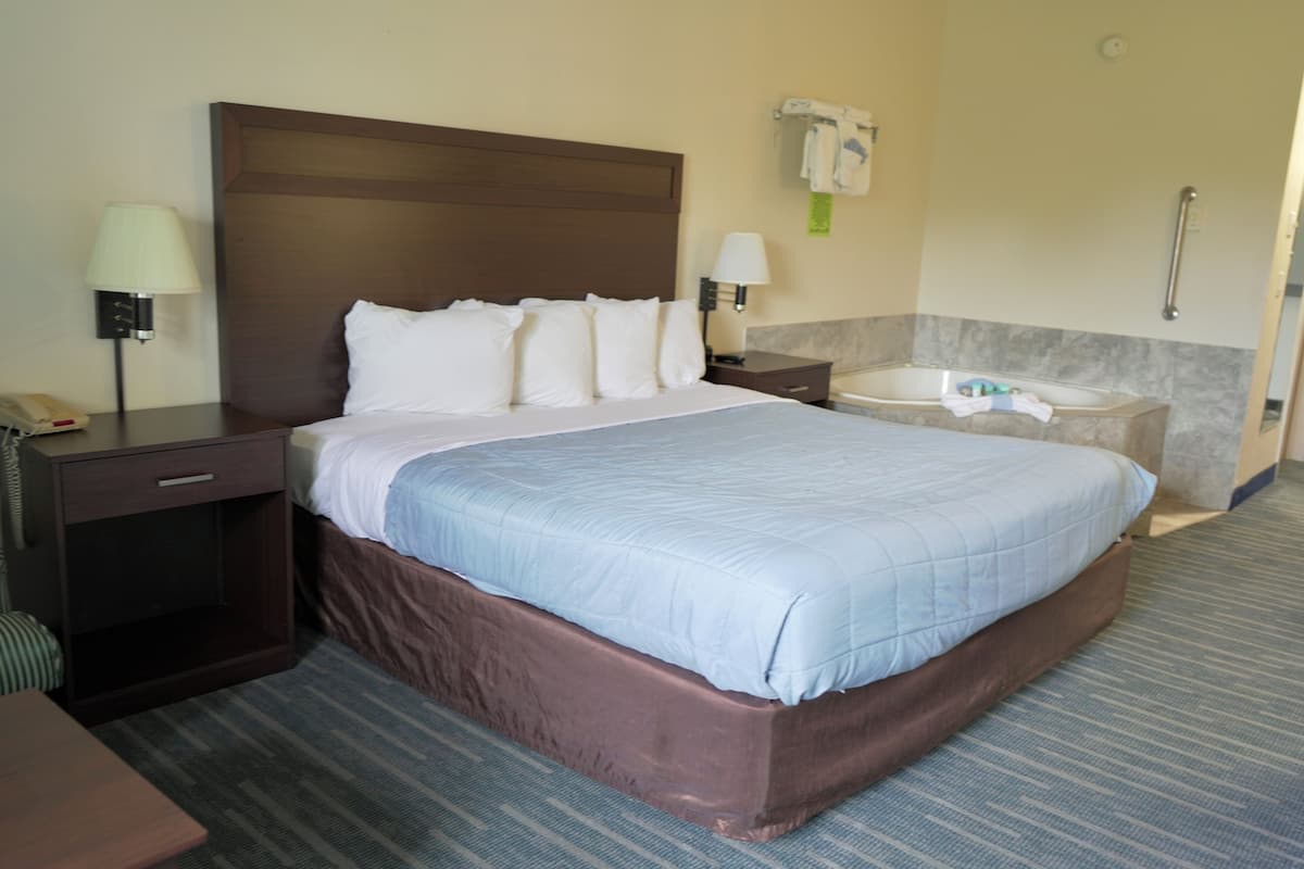 Luxury Single Room, 1 Bedroom | Langsir/tirai gelap terus, seterika/papan seterika, Wi-fi percuma