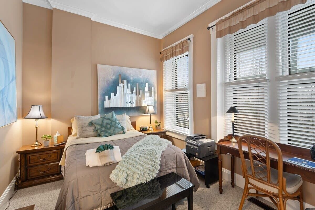 2 室のベッドルーム、デスク、アイロン / アイロン台、WiFi