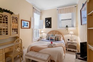 2 slaapkamers, een bureau, een strijkplank/strijkijzer, wifi