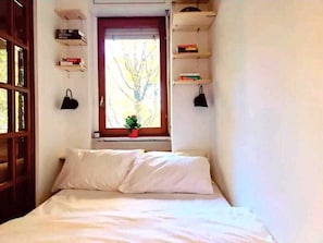 1 quarto, escrivaninha, ferros/tábuas de passar roupa, Wi-Fi de cortesia