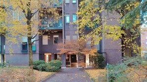 A pathway leading to an apartment building with multiple balconies and a door at the entrance. - CloClo House: Design & Vintage above Metro: Nolo Area (Milano)