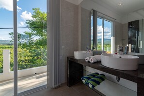 Dusche, Haartrockner, Handtücher, Seife
