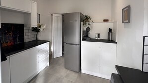 Deluxe Apartment, City View | Private kitchen | Full-sized fridge, microwave, oven, stovetop - 50 wood street burton (Burton on Trent)