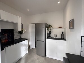 Deluxe Apartment, City View | Private kitchen | Full-size fridge, microwave, oven, stovetop - 50 wood street burton (Burton on Trent)