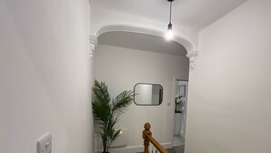 Hallway - 50 wood street burton (Burton on Trent)