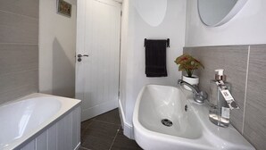 Deluxe Apartment, City View | Bathroom | Combined shower/bathtub, towels, soap, toilet paper - 50 wood street burton (Burton on Trent)
