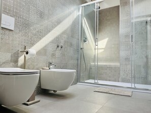 Habitación estándar, vista al mar | Baño | Amenidades de baño gratuitas y secadora de cabello 