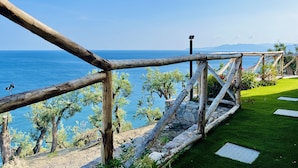 A wooden deck overlooking a coastal area with a clear view of the sea and distant mountains. - Eufonia del Mare (Finale Ligure)