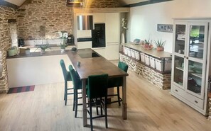 Réfrigérateur, un four, surface de cuisson, lave-vaisselle