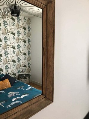 4 bedrooms, desk, WiFi, bed sheets