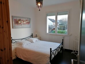 2 slaapkamers, een strijkplank/strijkijzer, gratis wifi, beddengoed