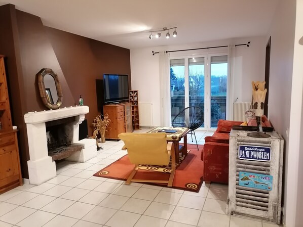 Téléviseur, livres, sélection de musique